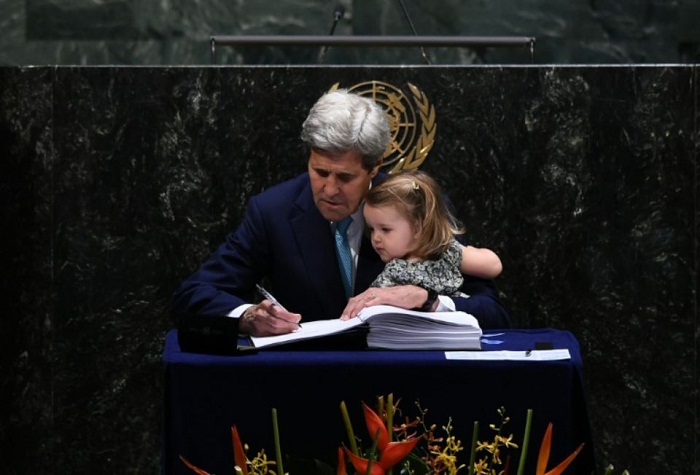 John Kerry signe l`accord de Paris avec sa petite-fille
